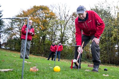 Erik Henriksen har skiftet golfkøllen ud med en kroketkølle. Han begyndte på kroket forrige sommer og synes, at der er et godt sammenhold i klubben. ?? foto: Tom laursen