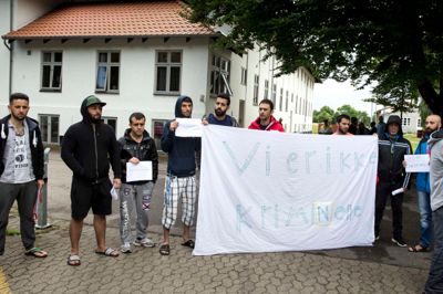 En gruppe afviste asylansøgere tog på denne måde imod integrationsminister Inger Støjberg, da hun i sommer besøgte Udrejsecentret Kærshovedgård. På lørdag bliver stemningen formentlig langt mere munter. ?Foto: Tom Laursen