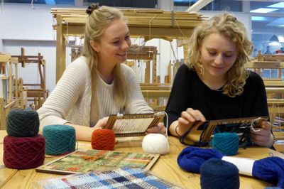 De to Herning-studerende Vivi Bach Mailund og Signe Birk Jørgensen samler 10 flygtninge i en væveworkshop. ?Foto: PR-foto