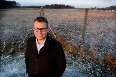 Lars Krarup på den mulige politiskole-grund. Foto: Henrik Ole Jensen