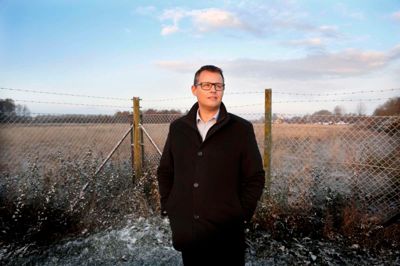 Politiskolen er blevet placeret i Vejle, men nu mener JP's lederskribenter, at skolen bør »gå tilbage til« Herning Kommune, hvor borgmester Lars Krarup (V) har lagt meget arbejde i kommunens kandidatur.