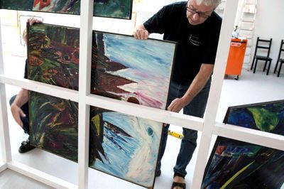 Kunstnerparret Alfelt/Pedersen var så fattige i starten, at de malede lærredet på begge sider. ?foto: tom laursen