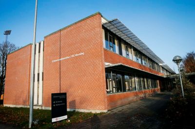Den nuværende HG-bygning, der har adresse på Nørholmvej 3, men vender ud mod H.P. Hansens Vej, rømmes til foråret, når de studerende flytter til et nybyggeri ved Lillelundvej. Dermed bliver bygningen ledig, og Herning Kommune har valgt at benytte sig af en forkøbsret og sikre sig skolen, så der kan stilles midlertidige lokaler til rådighed for politiskoleuddannelsen. ? Foto: Flemming Hansen