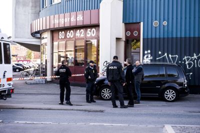 Politibetjente tjekker en bombetrussel. Der skal flere betjente ud i politikredsene, kræver De Konservative i finanslovsforhandlingerne. Foto: Polfoto/Tidsvilde Stine