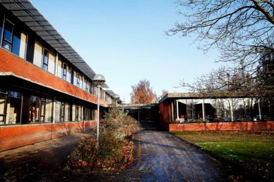 Herning Kommune vil stille denne bygning ved H.P. Hansens Vej til rådighed som midlertidig politiskole, mens en ny skole bygges. Det har borgmester Lars Krarup blandt andet beskrevet på Facebook, men en formulering om et »kvit og frit« lån har medført hårde beskyldninger mod borgmesteren. ?Foto: Flemming Hansen