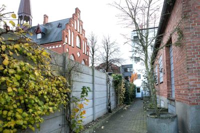 Kriminalforsorgen nedlagde i 2016 veto mod Herning Kommunes planer om at anlægge en sti tæt forbi Herning Arrest. De to parter har siden forhandlet og er nået frem til en løsning, så der både kan komme en sti, og sikkerheden omkring arresten bliver tilstrækkelig. ? Foto: Tom Laursen