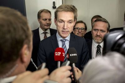 DF-formand Kristian Thulesen Dahl siger nu, at beslutningen om placeringen fra politiskolen er flyttet fra ministerbordet og til forligskredsen. Foto: Polfoto