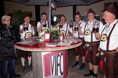 Glade Videbæk-tyrolere sagde »prost« og skålede ved udsigten til en udsolgt Bierfest i Videbæk Idræts- og Fritidscenter næste år. ? Foto: Flemming Larsen