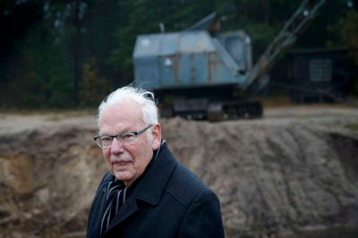 Oskar Krogsgaard debuterer i en alder af 79 år som krimiforfatter. »Kviksand« hedder krimien, og den udspiller sig i en by, der minder mistænkeligt meget om hans barndomsegn i Abildå. ? foto: Flemming Hansen