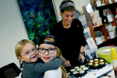Pernille Skov Olesen fra Imerco laver æbleskiver. Mathilde Jepsen og Maddicken Duedal, begge Brande, venter på godbidderne. Æbleskiverne blev stegt på en rigtig æbleskivepande af støbejern, som generelt gør comeback. Også, når det gælder gryder og almindelige stegepander. ?
?Foto: Henrik Ole Jensen