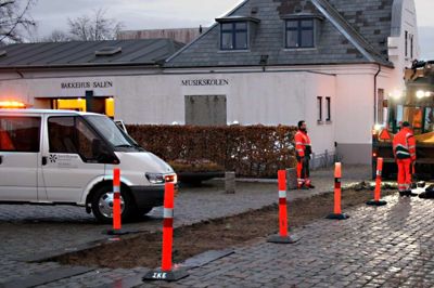 Tidligt mandag morgen gik folkene fra Entreprenørgården i gang med at forberede lægningen af det andet farbare spor henover torvet ved Bakkehuset. ? Foto: Kim Kristensen