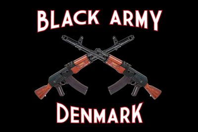 Gruppen Black Armys logo forestiller to krydsede kalasjnikovrifler. Et medlem og fire med tilknytning til gruppen - ifølge politiet - er tirsdag blevet fængslet. Free