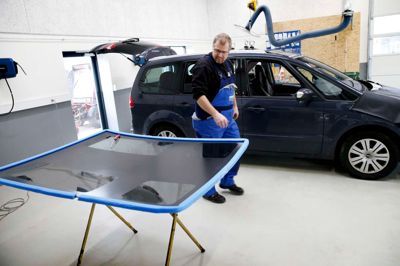 Daglig leder af Dansk Bilglas i Herning, Henrik Sørensen, har både fået bedre og større forhold til at skifte ruder i. ?Foto: Flemming Hansen