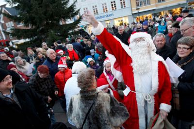 Julemanden får pulsen op i denne tid. Stort set alle byer skal have tændt juletræ i de kommende dage. Torsdag er Brande klar til lys i træet, mens det i Ikast foregår om fredagen. ?Foto: Tom Laursen