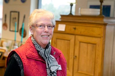 Bente Gyvelhøj, 69 år, Ørnhøj:
- Det bedste er sammenholdet mellem os, der bor her. Vi er opmærksomme på hinanden og har en nærhed, som også giver en høj livskvalitet. Desuden samarbejder vi, hvor vi kan her i området, så det stadig er attraktivt at bo her - her i byen kan vi jo tilbyde alt lige fra vuggestue til plejehjem, og af og til kommer der også gode huse til salg, så vi apppellerer da gerne til børnefamilier om at flytte hertil.