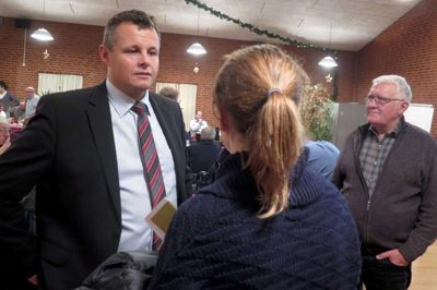 Borgmester Lars Krarup havde en travl aften. Først var han med til at tænde byens juletræ i Vildbjerg og derefter ledede han borgermødet i Aulum. Bagefter stod folk i kø for at snakke med ham. ? foto: hans Mikkelsen