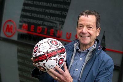 Det var Visti Nielsen fra Herning, der løb med præmien i Herning Folkeblads »Tip Resultatet«-konkurrence, da FCM senest spillede hjemme på MCH Arena. Det var mod FCK, som slog os 1-3. - Ja, selv om det blev et nederlag, er jeg glad for at vinde bolden, sagde Visti Nielsen efter kampen og lodtrækningen. Han synes, Tip Resultatet-konkurrencen er et friskt initiativ, og hans bud på slutresultatet i kampen mandag mod OB er 2-1. ?Foto: Tom Laursen