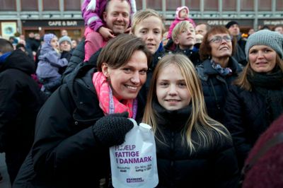 Nutidens barmhjertige samaritanere har MobilePay. Indsamlere fra Kirkens Korshær var også på Torvet, da byens juletræ blev tændt. Kirkens Korshær i Herning fik omkring 200 indsamlere til at give en hånd for at hjælpe Danmarks fattige. 182.095 kroner i kontanter blev samlet ind i Herning Kommune. Oven i det kommer betalinger med MobilePay, sms og girokort.?foto: flemming Hansen