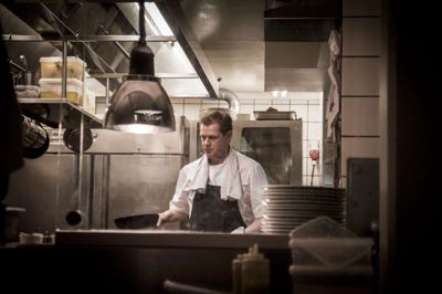 Der fuld fart på i restaurant ET de fleste aftener. Det har Lars Eiskjær det fint med. Han har altid været vant til bestille noget og har normalt en arbejdsuge på 75 timer. ? foto: Anders Gissel