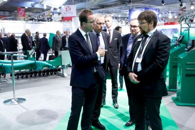 Miljø- og fødevareminister Esben Lunde Larsen fik efter åbningen af Agromek en rundtur på messen med blandt andre Landbrug & Fødevarers formand Martin Merrild og Agromeks formand Sten Andersen. ?Foto: Henrik Ole Jensen