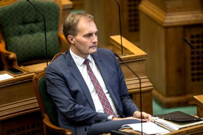 Peter Skaarup, gruppeformand for DF, vil ikke acceptere regeringens udmelding om, at Herning bliver hjemby for den nye politiskole. Omvendt vil han ikke afvise, at partiet vil kunne overtales til at acceptere Herning, men det bliver først efter et møde mellem politiforligskredsen og justitsministeren. ? Foto: Ivan Riordan Boll, Polfoto