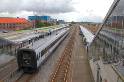 DSB fik strammet køreplanerne for meget for et år siden og lægger nu nogle ekstra minutter ind i tidsplanen på de fleste strækninger. Det smitter af på både Arrivas tog og busserne fra Midttrafik. ?Foto: Christian Sjurman