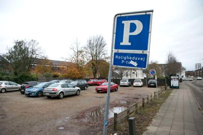 Grus-parkeringspladsen ved Rolighedsvej skal afløses af et nybyggeri, der bliver indgangen til det nye sygehusgrund-område, Herning+. ?Foto: Tom Laursen