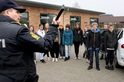 Lokalpolitiet i Herning må skære ned på den forebyggende indsats. Betjentene har mindre tid til at komme ud og møde elever i SSP-samarbejdet og holde foredrag for børn og unge. - Ærgerligt, siger SSP-leder.? foto: henrik Ole Jensen