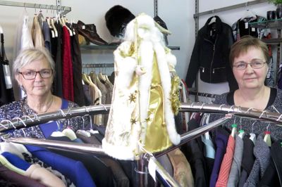 Røde Kors bruger en del af den årlige omsætningen i genbrugsbutikken i Aulum til julehjælp. Her ses bestyrelsesmedlemmerne Ketty Rolighed (t.v.) og Karen Ravnholt i den julepyntede butik. ?foto: hans Mikkelsen