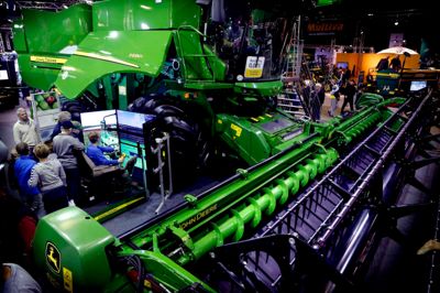 John Deeres grønne og gule farver dominerer Den Runde Hal i MCH Messecenter Herning, som under Agromek lægger gulv til producentens store stand. ?Foto: Henrik Ole Jensen