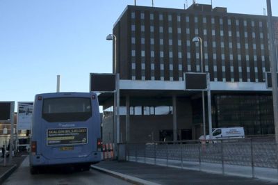 Hernings nye centrum for kollektiv trafik er snart færdig. Lysskitene ved buslommerne er løftet i vejret, så busserne ikke støder ind i dem. Terminalbygningen bag buslommerne står helt færdig i løbet af januar, når butikkerne er flyttet fra jernbanestationens gamle terminalbygning.?foto: jesper wind