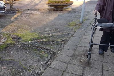 Huller og buler i asfalten, samt ujævne fortovsfliser gør det til en farlig sag at færdes til fods, på cykel eller med rollator på parkeringspladsen mellem Ikast Svømmecenter og Frisenborgparken. ?Foto: Thomas Vang Nielsen