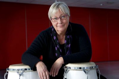 Herning Musikskoles leder siden 1. august, Benedikte Sten Andersen, spiller selv på trommer - især den vestafrikanske djembe, men også congas som dem, hun sidder med her - men synes ikke selv, hun får hverken spillet eller danset nok. ?Foto: Henrik Ole Jensen