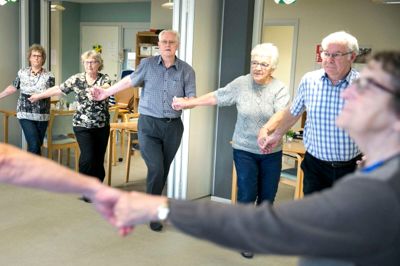 Så danses der i rundkreds.
Foto: Tom Laursen