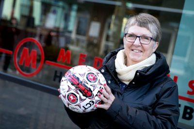Det var 59-årige Jytte Knudsen fra Haderup, der med sit pletskud på FCMs 1-0-sejr over OB i mandags vandt lodtrækningen om en signeret fodbold i Herning Folkeblads Tip Resultatet-konkurrence. Jytte Knudsen er stor FCM-fan og har sammen med ægtefællen Carl Knudsen fulgt holdet siden Ikast-dagene. Carl Knudsen har sæsonkort til MCH Arena, mens Jytte Knudsen af og til er på stadion og ellers ser FCMs kampe i tv. Parret deltager ved hver hjemmekamp i Tip Resultatet, og spørger man Jytte Knudsen om et friskt bud på slutresultatet søndag mod AGF, lyder tippet på endnu en 1-0-sejr til FCM. Foto: Tom Laursen
