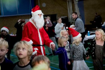 Børnene sang masser af julesange, da julemanden dukkede op, og der blev danset om juletræet. En af dem var »På loftet sidder nissen«.