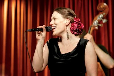 Cecilia Engelbrecht Heick er gæstesolist ved The Bands traditionelle julekoncert på Carl Henning Pedersen & Else Alfeldt Museum. ?foto: adam farley