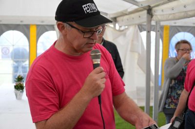 Gert Bækgaard, der her ses som konferencier ved Festivad, holder talen ved bålet på fredag. Foto: Kim Kristensen