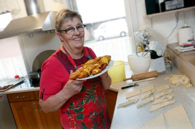 Til Karen Kristensens julebagværk hører norske klejner med appelsinglasur, som hun lavede i går. I weekenden stod den på bagning med børn og børnebørn. ?? foto: Henrik Ole Jensen