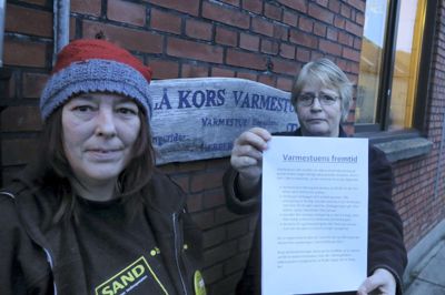 Vivi Daastrup (t.v.) og Marianne Plougmann Eriksen med den seddel, hvor brugere af Blå Kors' varmestue og nødherberg fik besked om, at de hjemløses sted i Bethaniagade lukkes om natten indenfor de næste par måneder.? foto: jesper wind