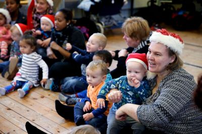 Dagplejerne og deres børn var fredag til diplomoverrækkelse på Den Jyske Sangskole. Foto: Flemming Hansen