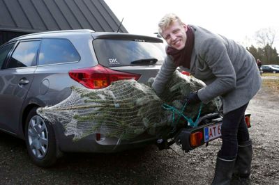 Skuespilleren og musicalperformeren Pelle Emil Hebsgaard gør sig praktisk anvendelig. ?Foto: Henrik Ole Jensen