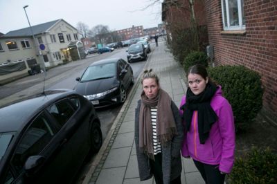 Anne-Kathrine Guldahl (t.v.) og Sanne Okkels er mod deres vilje blevet nærmeste naboer til en bandekrig. I aftes eksploderede en håndgranat foran Black Armys klubhus på hjørnet af Danmarksgade og St. Blichers Gade. - Black Army skal ikke have lov til at være herinde i byen, siger de.? foto: tom laursen