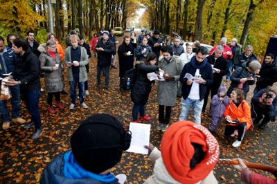 November måneds kærlighedskaravane til fordel for de afviste asylansøgere får nu en udløber i form af en juleaktion, hvor mennesker over det ganske land sender julekort, lyskæder, småkager, slik, spil - og sågar en guitar til Udrejsecentret. ?Foto: Flemming Hansen