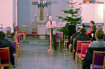 Menigheden møder op for at synge julesalmer sammen, akkompagneret af Kirsten Poulsgaard og fløjtenist Preben Gramhart. Privatfoto