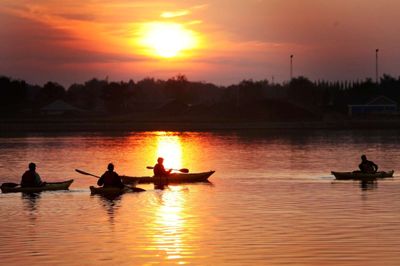 To gange om året er det solhverv. Det vil sige det tidspunkt på året, hvor solen når sin henholdsvis højeste (sommersolhverv) og laveste (vintersolhverv) højde over horisonten midt på dagen. Onsdag 21. december er det vintersolhverv. Så går vi mod lysere dage, og det vil Herning Kajakklub fejre med et lysoptog ved Fuglsang Sø. ? Foto: Flemming Hansen
