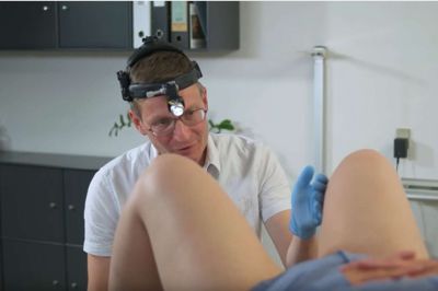 Praktiserende læge Flemming Locher fra Tørring medvirker i filmen og foretager den gynækologiske undersøgelse. ?Foto: fra filmen