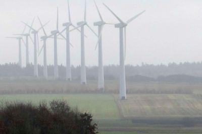 Vindmølleområdet ved Spjald skal fornyes med nye og højere møller, men ikke så mange som oprindeligt tiltænkt. ?Foto: Ole Skydt