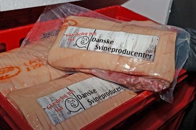 Svinekød i kilovis havner i år på nogle af de juleborde, der ellers måtte undvære. Svineproducenten Ulrik Volsgaard fra Abildå fortæller, at indsamlingen af stege også har givet et kollegialt fællesskab blandt dem, der har bidraget. ?Privatfoto