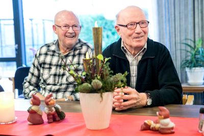 Jul og sne hører sammen, selv om der er langt imellem, at danskerne har hvid jul. I gamle dage derimod, var der altid masser af sne, hører man tit. Men passer det? »Ja«, lød det samstemmende rundt om bordet, da folkebladet spurgte. »I 40'erne havde vi sne hvert år. I 47 gik de over Storebælt. Det kommer de ikke til i dag med de store skibe«, siger Arne Hamborg, t.v. »Og det var ikke bare et par dage, men et par måneder«, siger Jens Thøgersen. ?Foto: Tom Laursen